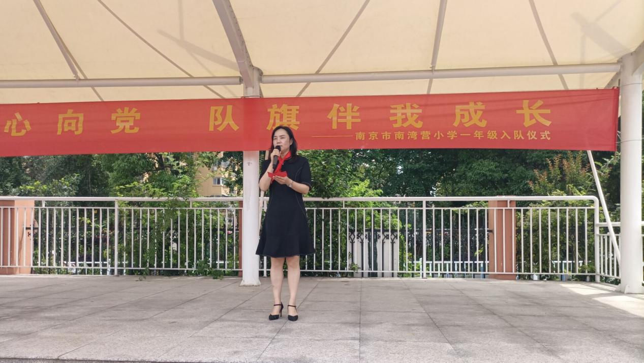 童心向党 队旗伴我成长报道_html_73c453e4.jpg