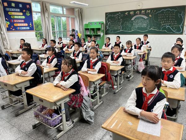 劳动最光荣，劳动我最美——南湾营小学“劳动节”主题升旗仪式_html_57f15ba3.jpg