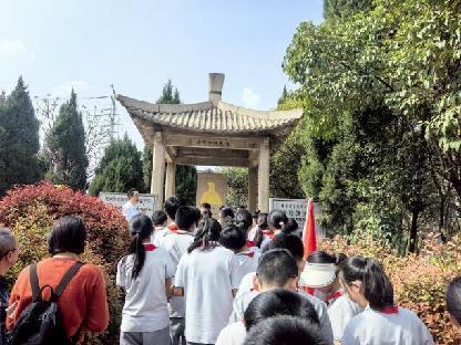 丹心照古今 正气润童心新闻稿_html_4b753681.jpg