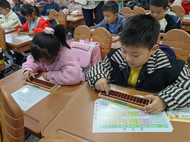 20241120一年级班级珠心算比赛报道（李嘉靓写）_html_m30effae6.jpg