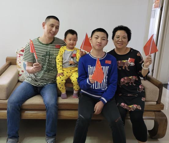 我和国旗合个影新闻稿_html_c3b62ee.jpg