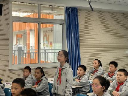 20231010语文组“童学课堂”报道_html_m1940ee7a.jpg