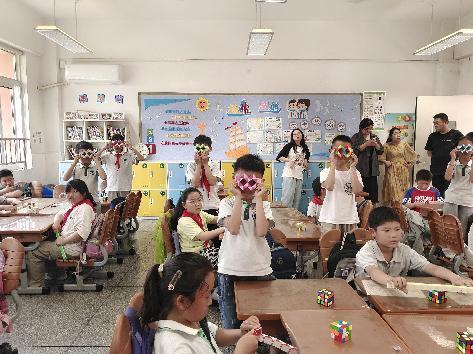 20250522魔幻数学节三年级百变魔尺班级赛报道邱仁写_html_41c7b935.jpg