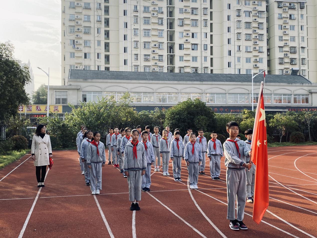 升旗仪式新闻稿_html_c4ca1bc.jpg