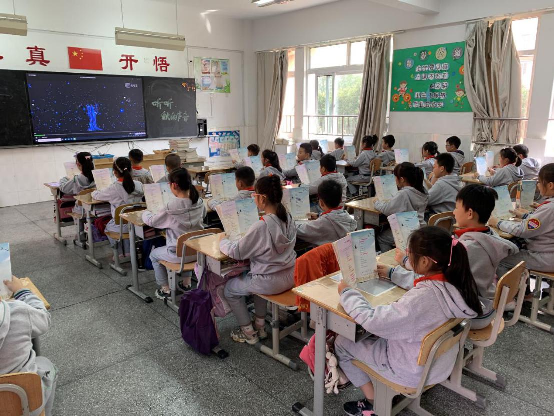 美文诵读 点亮校园_html_42f4f02e.jpg
