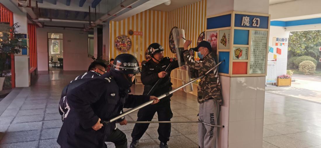 【安全第一】开展防暴演习，共护平安校园_html_19c2d6cc.jpg