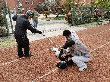 20230417【安全第一】加强反恐防暴 创文明安全校园_html_m70a86341.jpg