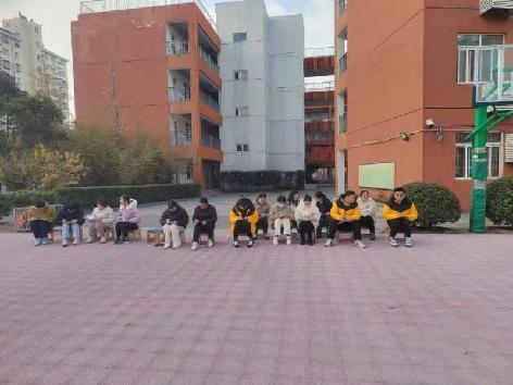 篮球行进间胸前传接球_html_19b737d4.jpg