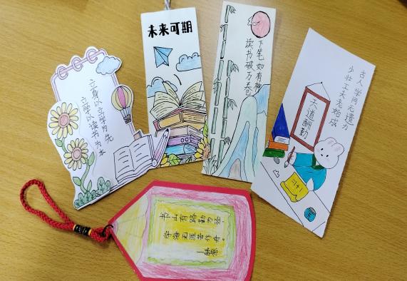 一二年级书签制作主题报道_html_m7c62795c.jpg