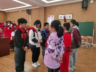 品读经典 演绎精彩——记南湾营小学五（2）班课本剧表演比赛_html_m2d214f75.jpg