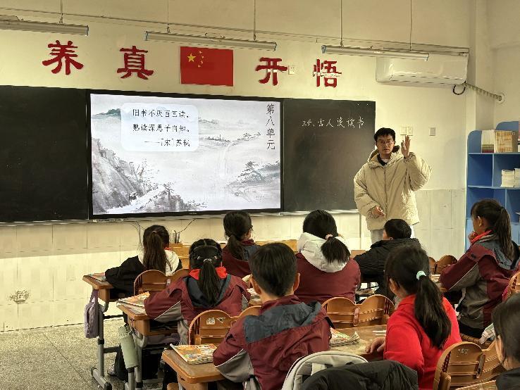 家校同心 共筑成长路——20251210五年级家长开放日活动报道 王晶晶写_html_7cc81bf0.jpg