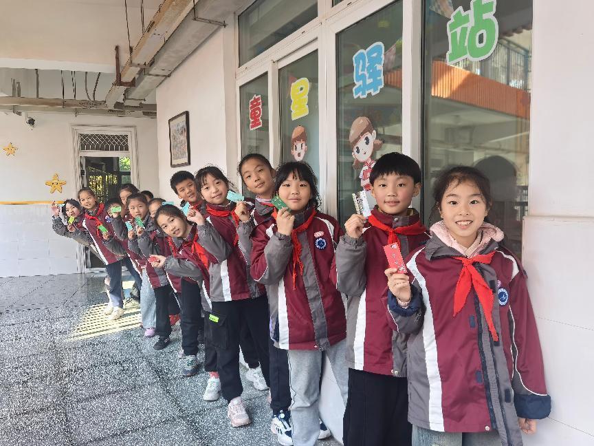 绚丽五彩券，快乐童真心——南湾营小学10月份童星驿站兑换活动_html_m194a5d9e.jpg