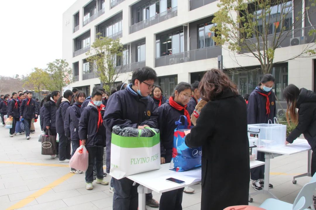 【绿色华中】温暖人世间，青春在行动——南外仙林分校华侨城中学衣物捐赠活动
