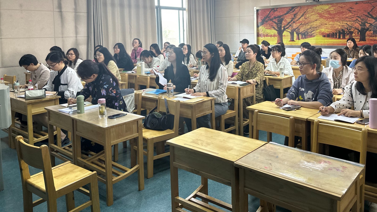 教师听课照_edit_660514530653379.jpg