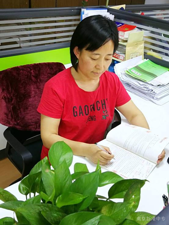 情定三尺讲台，无悔甘当人梯---南京新港中专校房海菲老师先进事迹
