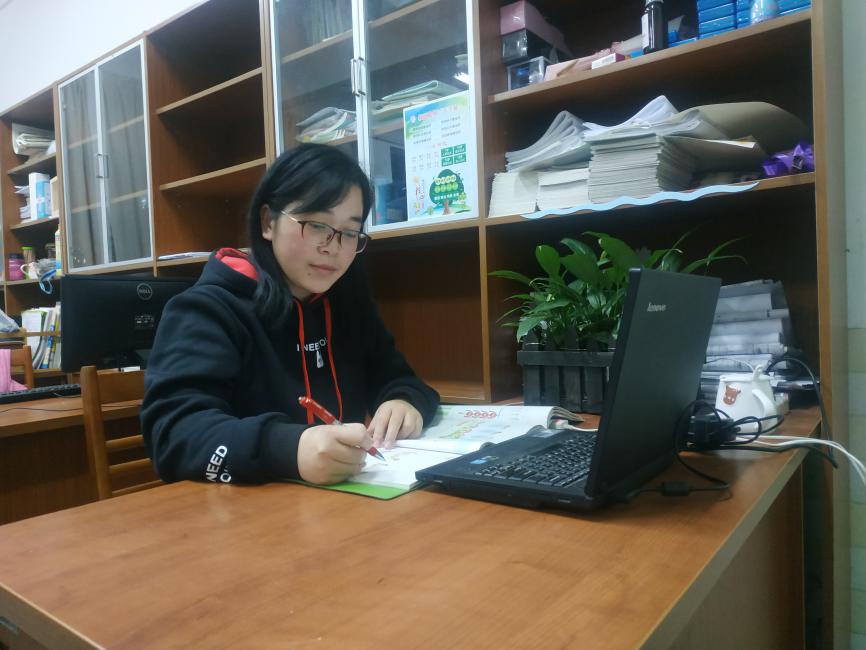 江畔先锋·榜样教师_html_m2dceb8ad.jpg