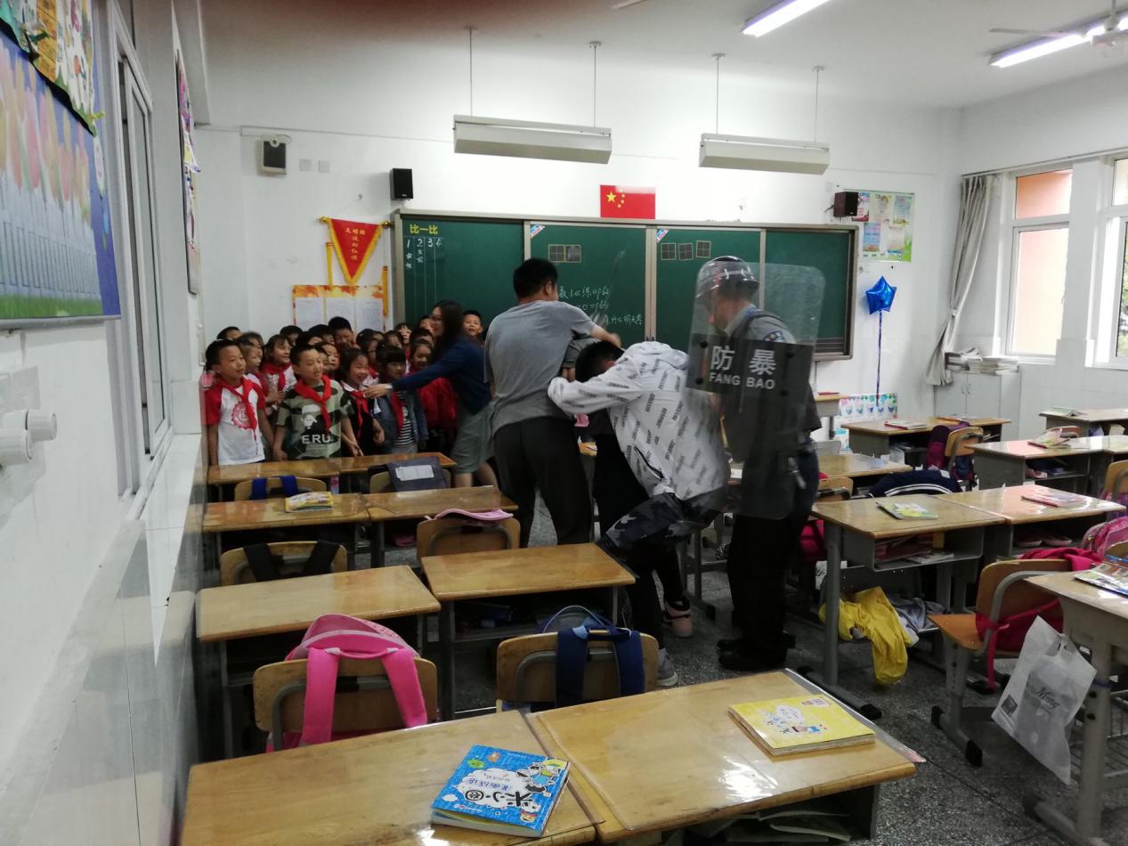 【安全第一】开展防暴演习，共护平安校园_html_m6a6449.jpg