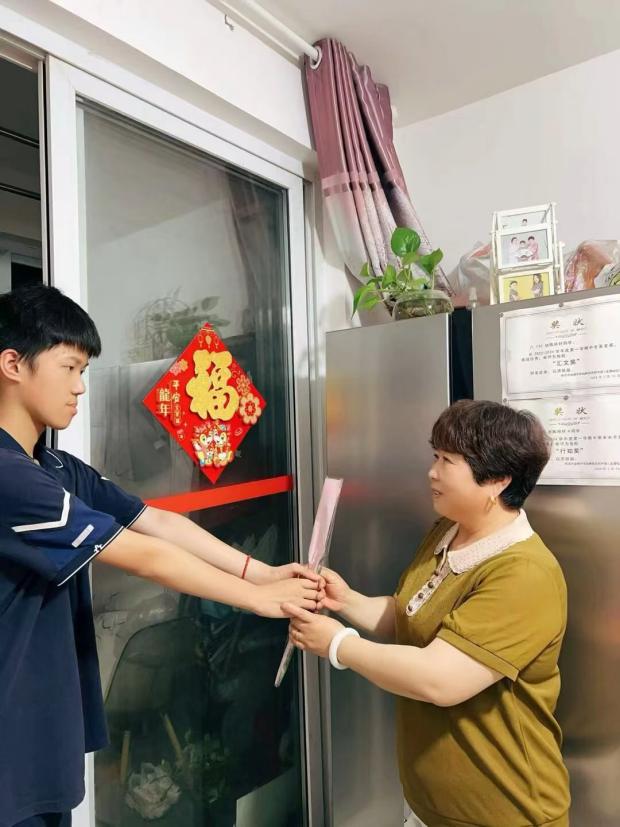 蔷薇节感恩教育新闻稿_html_7f503b02.jpg