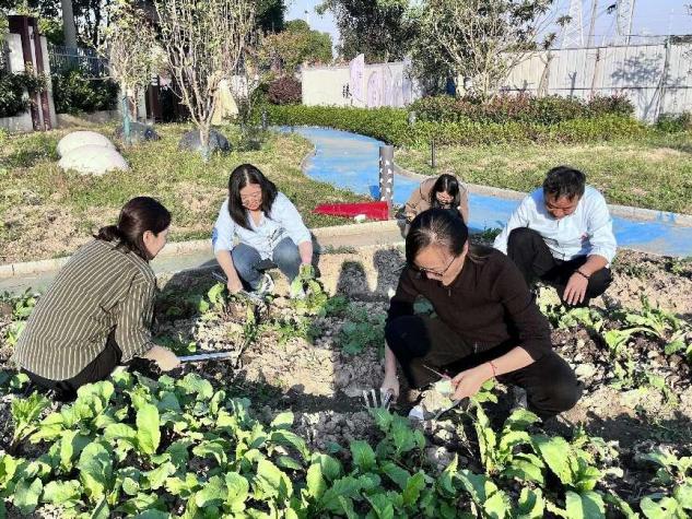劳动最光荣主题党日活动新闻稿（花园中学）_html_723b2bea.jpg