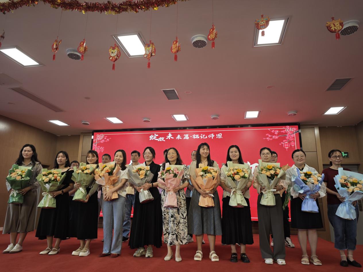 毕业典礼新闻稿_html_m6a30cd57.jpg