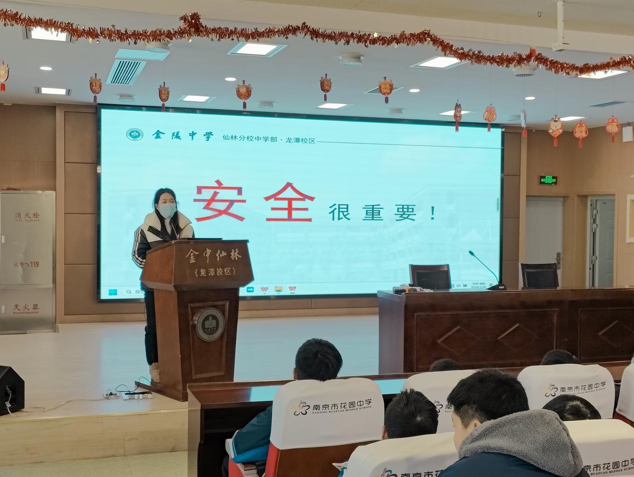 法制教育新闻稿_html_m4729f12c.jpg