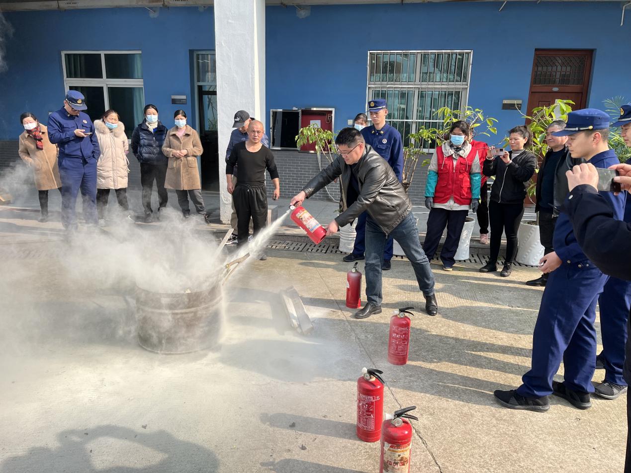 安全第一消防灭火演练_html_m4fe9e512.jpg