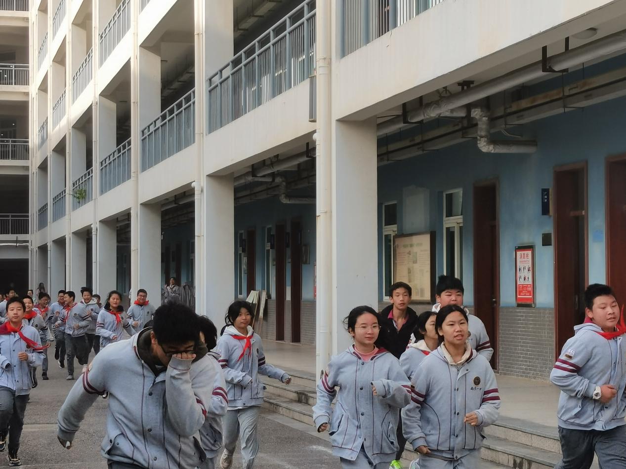安全第一消防演练_html_m58ddf597.jpg