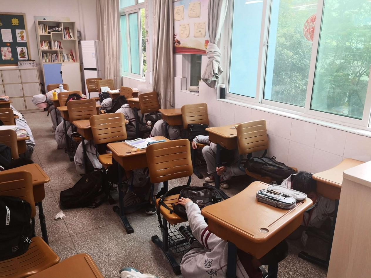 安全第一防震演练_html_6fd1f6eb.jpg