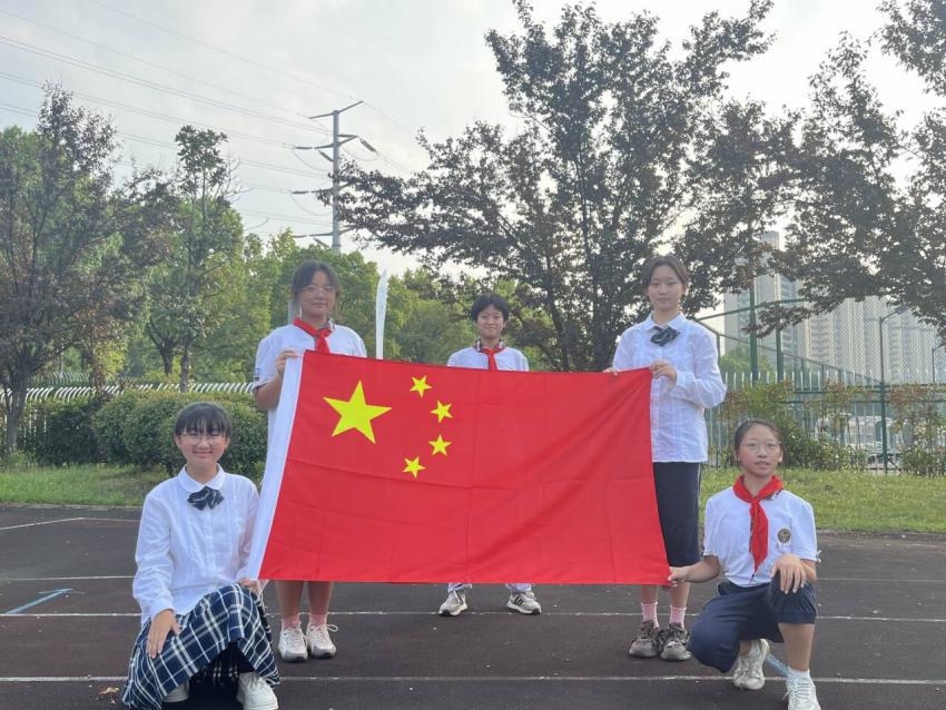 一中思益国庆主题活动新闻稿_html_m2d5a8d51.jpg