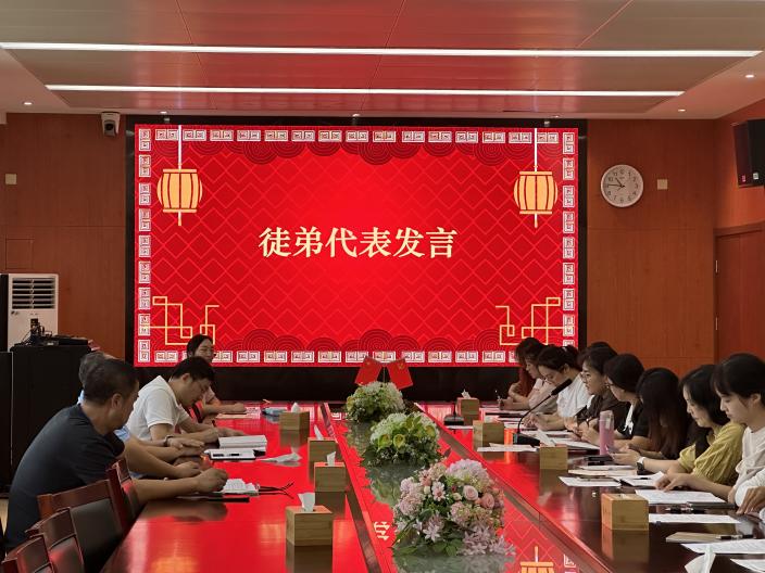 师徒结对传薪火 携手共进谱华章_html_5d81ce34.jpg