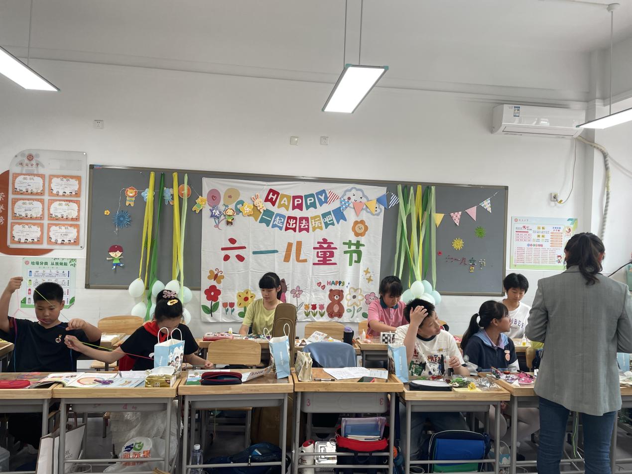 20240602我和导师过六一_html_m58334317.jpg