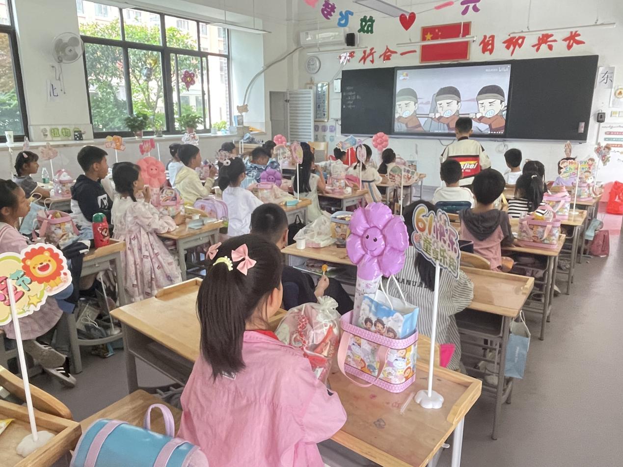20240602我和导师过六一_html_m5baec26c.jpg