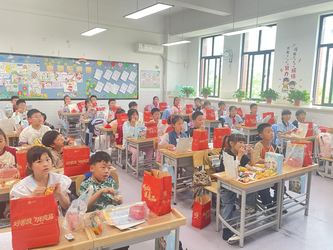 20240602我和导师过六一_html_m63adc482.jpg