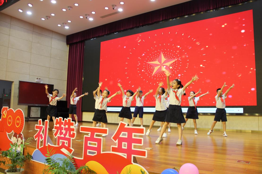 飘扬吧，红领巾】筑梦十岁 礼赞_html_m72905ff9.jpg