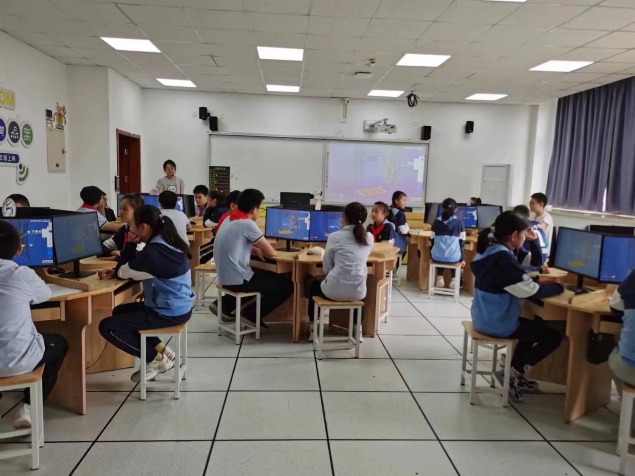 聚焦新课标 赋能新课堂—记南京市晓庄小学信息科技组校本研修活动（一）_html_m5be56b53.jpg