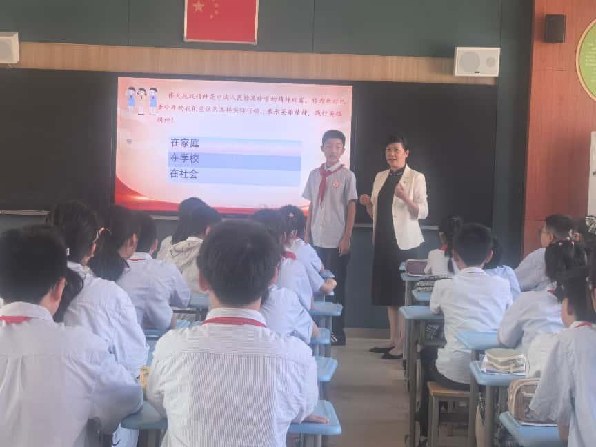 时空对话忆峥嵘 青春接棒启新程(1)_html_1db188f7.jpg