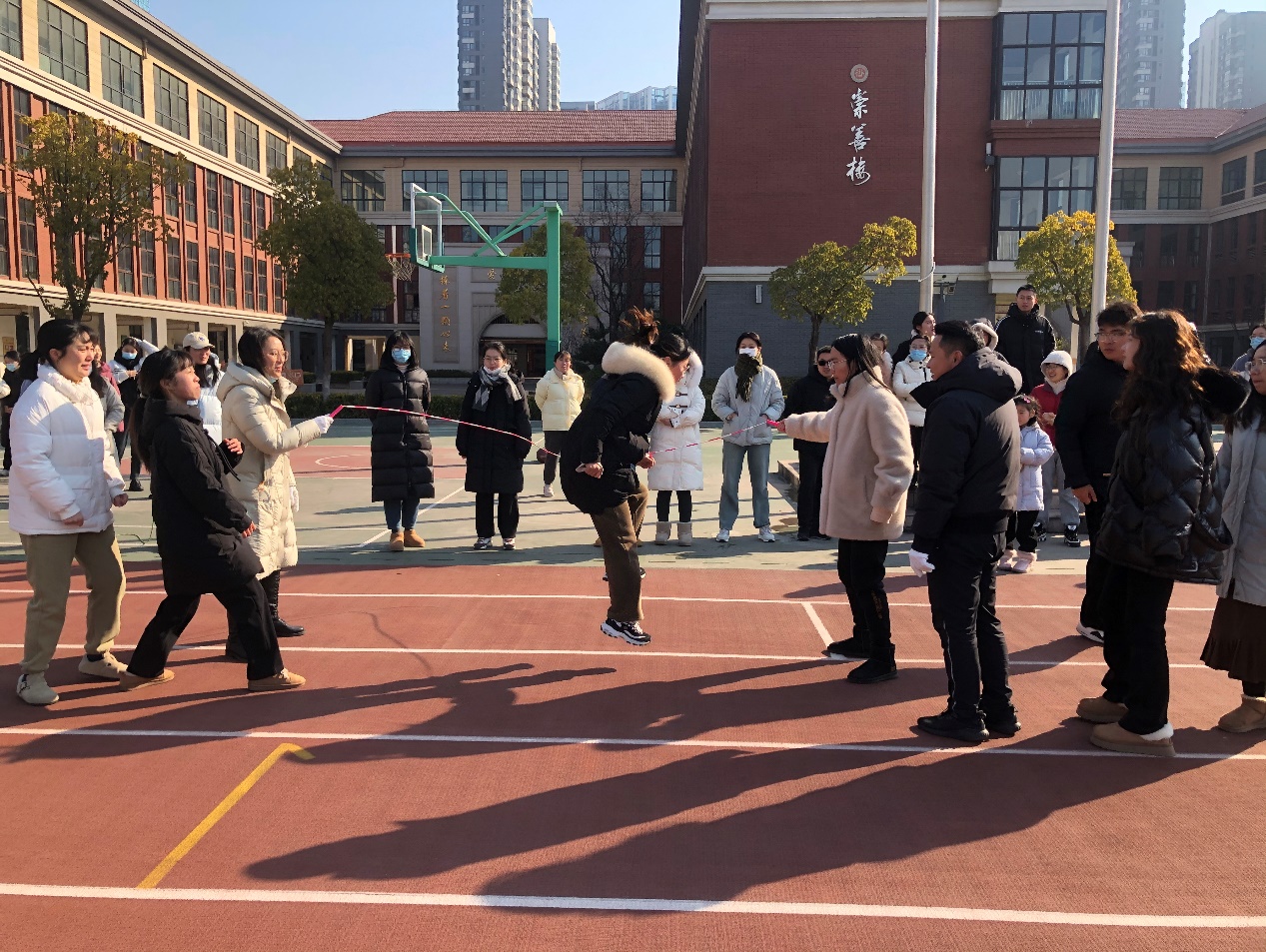 教职工趣味运动会活动报道_html_m273fa65b.jpg