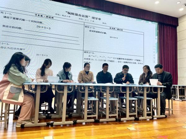 “同课异构”展风采 团队合作共成长新闻稿(1)_html_m6c5fd3e1.jpg