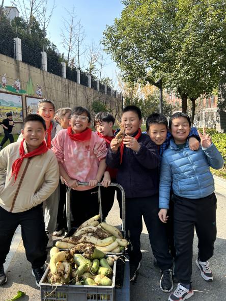 20231212快乐拔萝卜 喜获大丰收(1)_html_4ffbe77.jpg
