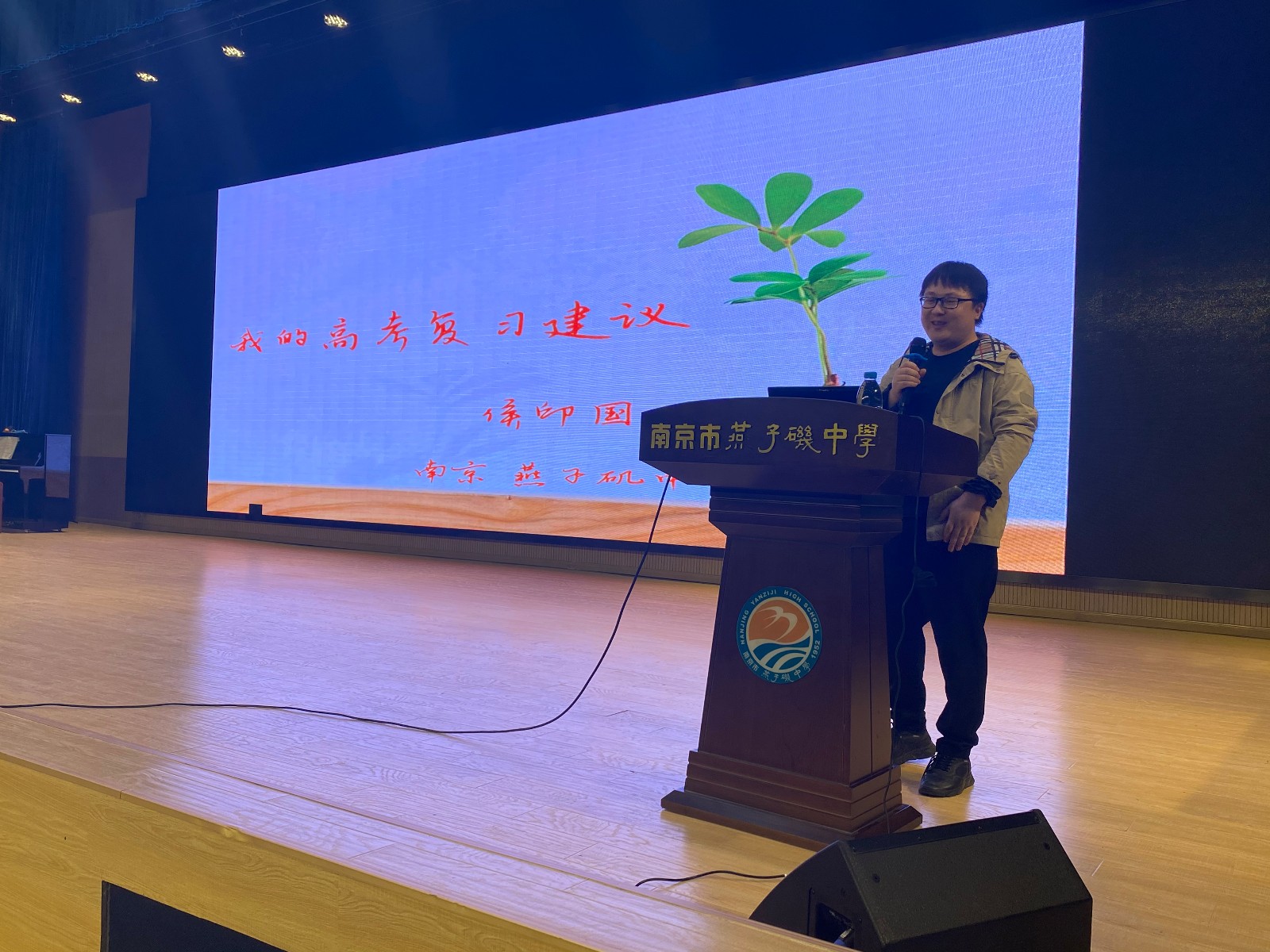 侯教授.jpg 侯教授.jpg