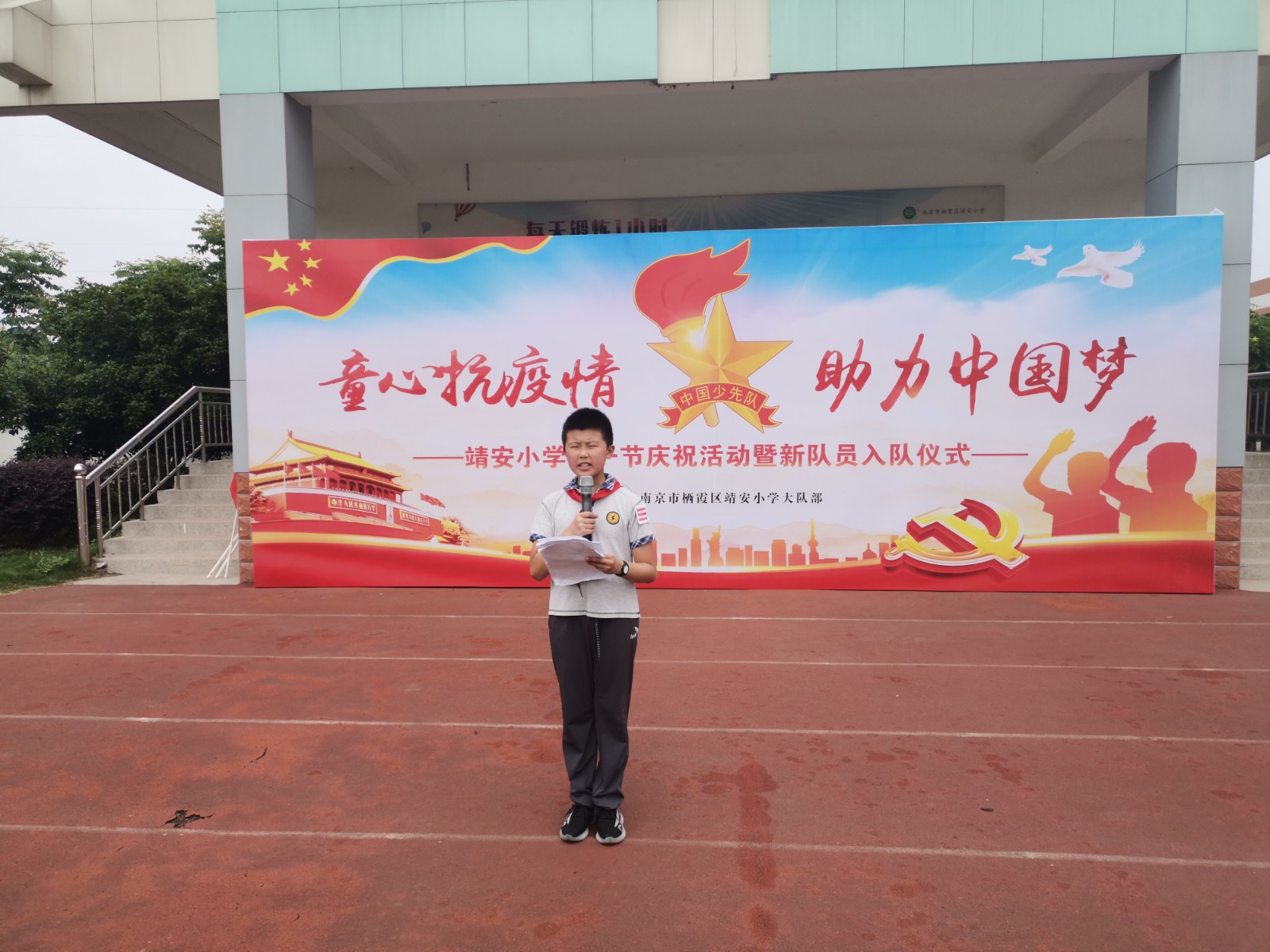 大队委员宣读中队名单与新队员名单.jpg