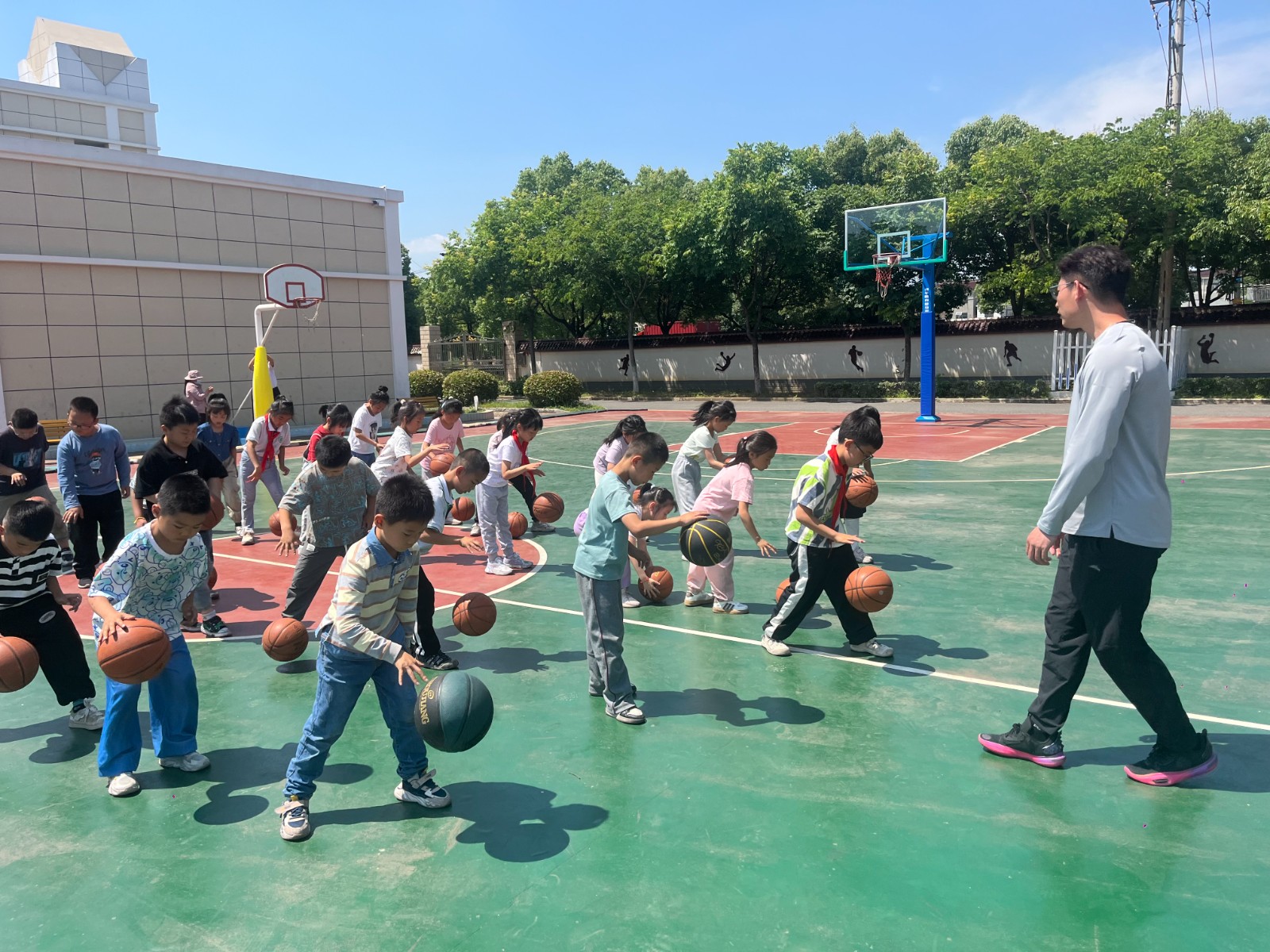【雅韵靖小】   信息技术化赋能下的篮球教学 ——暨靖安小学五月份体育教研