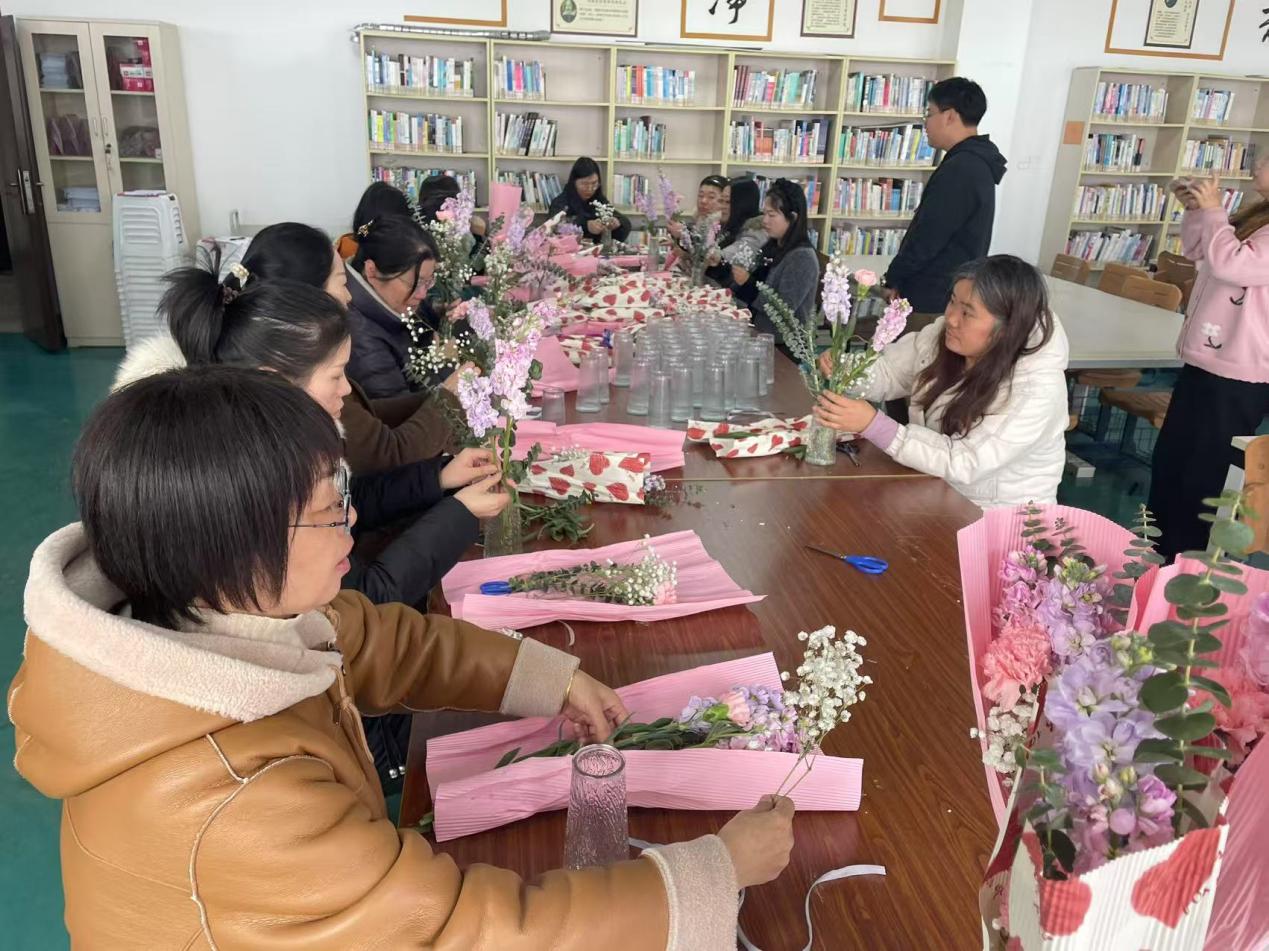 3.8花香满溢 绽放芳华—— 实初尧化举办庆祝三八活动_html_265f7a0f.jpg