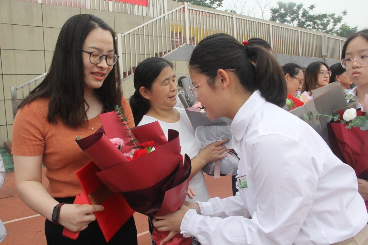 “铭记师恩”主题教师节表彰活动_html_m1ab98ecb.jpg