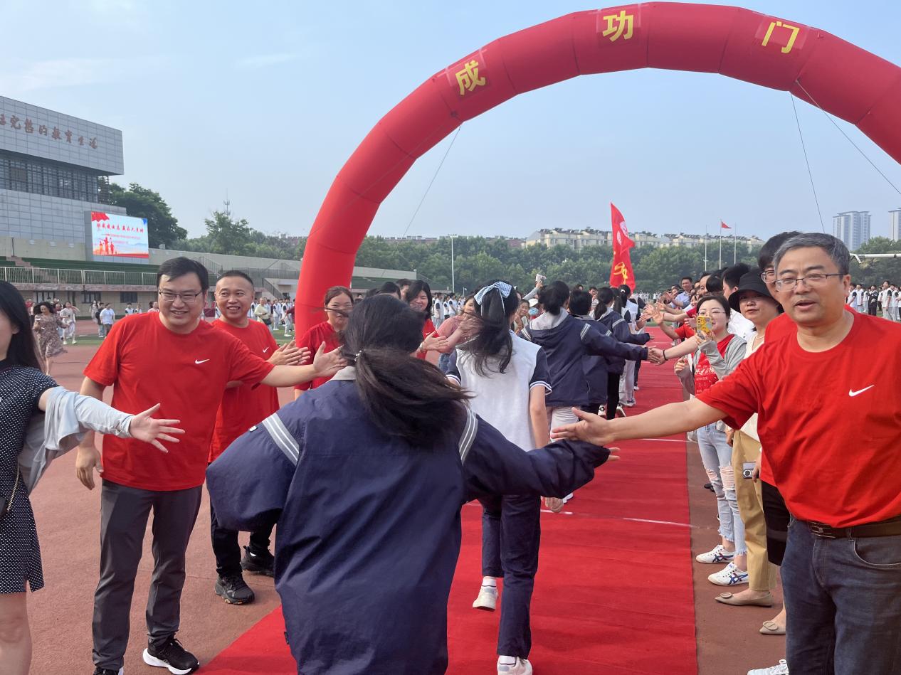 6.13 【融进德育】壮我凌云志，赢在六月时——中考壮行仪式_html_m1e3cc5d7.jpg