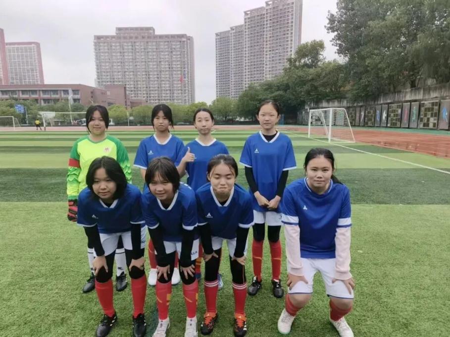10.26【融创德育】绿茵逐梦 勇创佳绩——栖霞区实验初级中学女足喜获“区长..._html_7af4b99.jpg