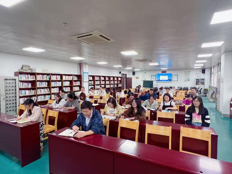 10.13【融创德育】凝心聚力 共研共进——初二年级教师会议_html_6e523242.jpg