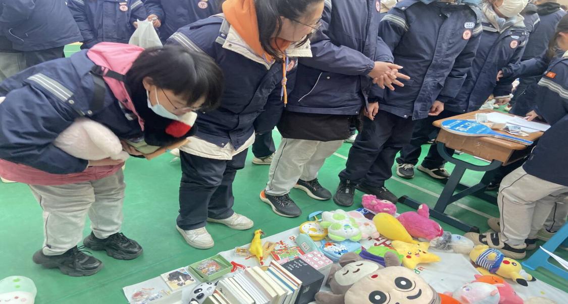 爱心义卖报道_html_7743e752.jpg