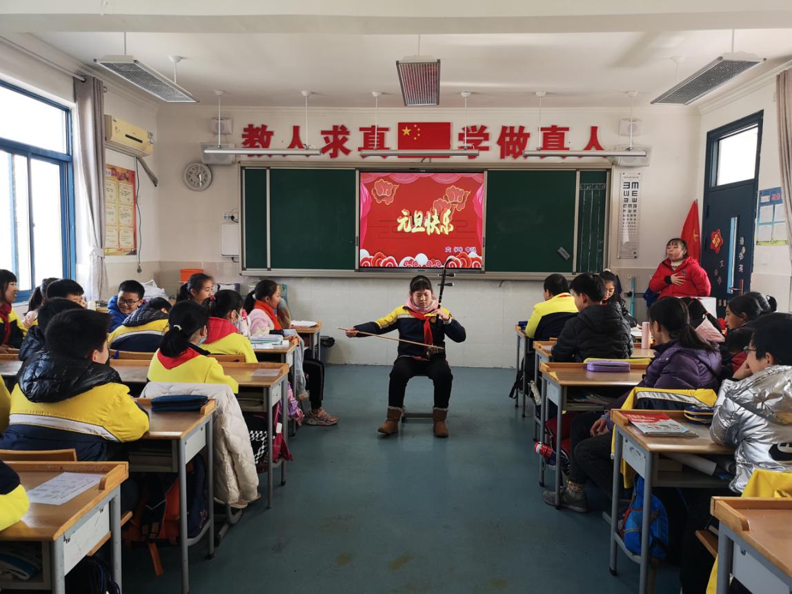 六（2）班元旦汇演新闻稿_html_38019862.jpg