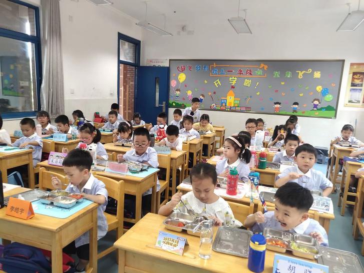“我上学啦”一（2）班班级新闻稿_html_6c666be2.jpg